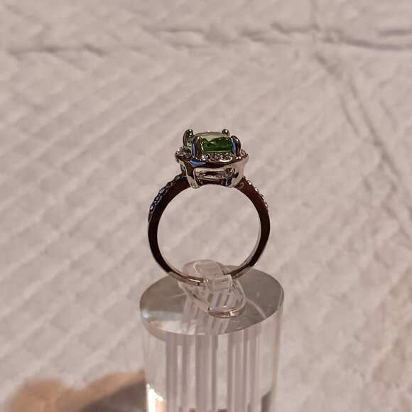 Green Peridot CZ Halo Silver Tone Fashion Ring Size 7 NWOT - Picture 6 of 8